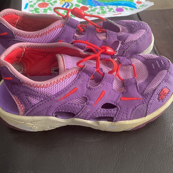 Girls’ size 2 sandals in excellent used condition. - Picture 2 of 5